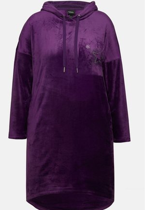Fialové sametové šaty s kapucí a dlouhými rukávy, na přední straně zdobené hvězdným vzorem s kamínky. Hladká textura, volný střih.