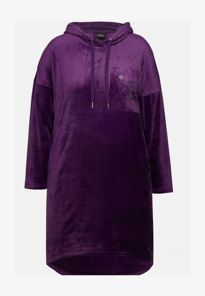 Lilla velour kjole med hætte og lange ærmer, der har et stjernedesign pyntet med rhinsten på forsiden. Glat tekstur, afslappet pasform.