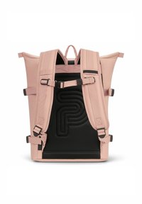 Zaino rosa con pannello posteriore imbottito nero, spallacci regolabili, fibbia sul petto e cinghie di compressione laterali, in posizione verticale su uno sfondo bianco.