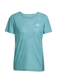 T-shirt à manches courtes bleu clair avec un motif en zigzag subtil, encolure ronde et un petit logo blanc sur la poitrine. Texture de tissu lisse.