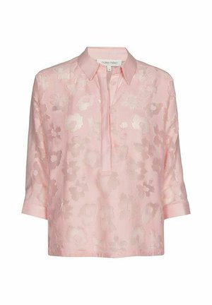 Lichtroze blouse met driekwartsmouwen, subtiel bloemmotief, knoopsluiting bij de kraag en een losse pasvorm. Gemaakt van een lichtgewicht stof.