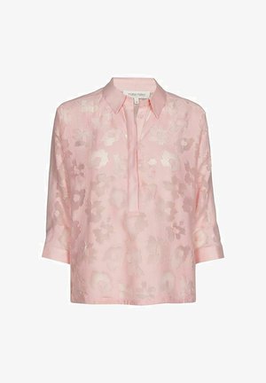 Lichtroze blouse met driekwartsmouwen, subtiel bloemmotief, knoopsluiting bij de kraag en een losse pasvorm. Gemaakt van een lichtgewicht stof.