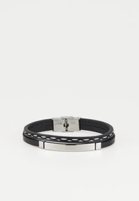 Bracelet en cuir noir avec un fermoir en argent, design à double bande, avec des détails de couture blanche et un accent métallique lisse et poli.