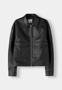 Zwarte leren jas met een kraag, rits aan de voorkant en twee grote borstzakken. Heeft een gladde textuur en een getailleerde pasvorm.