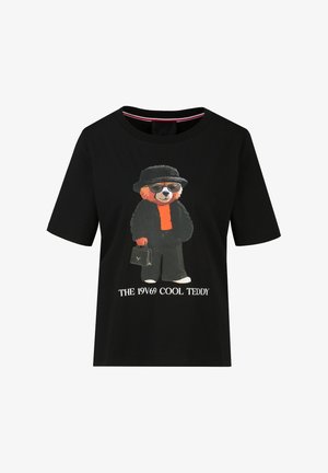 Schwarzes Kurzarmhemd mit einer Grafik eines Teddybären, der eine Sonnenbrille, einen Hut trägt und eine Handtasche mit dem Text "THE 19V69 COOL TEDDY" hält.