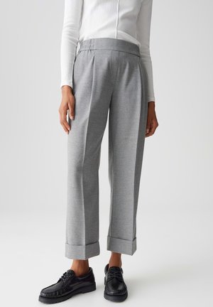 Grijze geruite broeken met een hoge taille, plooien aan de voorkant en omslagen. Gemaakt met zwarte schoenen, wat een op maat gemaakte en gestructureerde uitstraling toont.