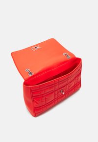 Calvin Klein RE LOCK QUILT SHOULDER BAG - Sac bandoulière - deep orange
