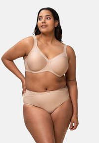 Nude souprava spodního prádla s lehce podloženou podprsenkou se širokými ramínky a odpovídajícími krajkovými kalhotkami s vysokým pasem.
