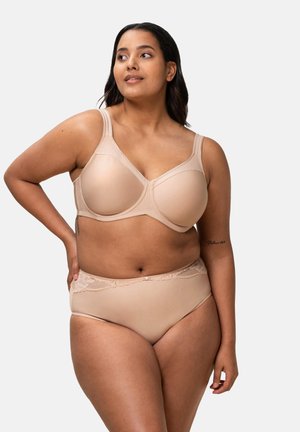 Nude zestaw bielizny składający się z lekko wyściełanego biustonosza z szerokimi ramiączkami oraz pasujących majtek z wysokim stanem, ozdobionych koronką wokół talii.