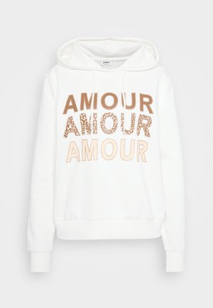 Bílá mikina s kapucí a šňůrkami, která na hrudi zobrazuje slovo "AMOUR" třikrát v různých béžových a hnědých vzorech.