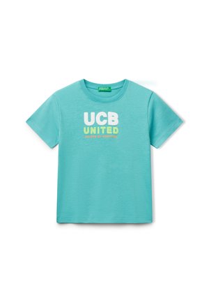 Camiseta de algodón turquesa con mangas cortas y escote redondo. Presenta un texto en negrita y multicolor: “UCB UNITED” y “Colors of Benetton.”