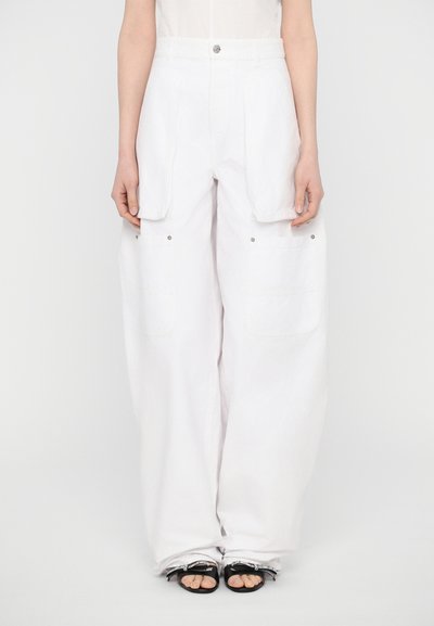 Pantalons cargo blancs à coupe décontractée, dotés de grandes poches latérales, d'une fermeture à bouton et d'une texture lisse. Convient pour un usage décontracté.