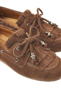 Braune Wildledermokassins mit Fransen, dekorativen Perlen, Schnürsenkeln und Metallösen. Flache Sohle und weiche Textur.