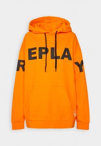 Hoodie orange vif avec cordons noirs et grandes lettres noires en gras épelant "REPLAY" sur la poitrine et les manches, poche avant.