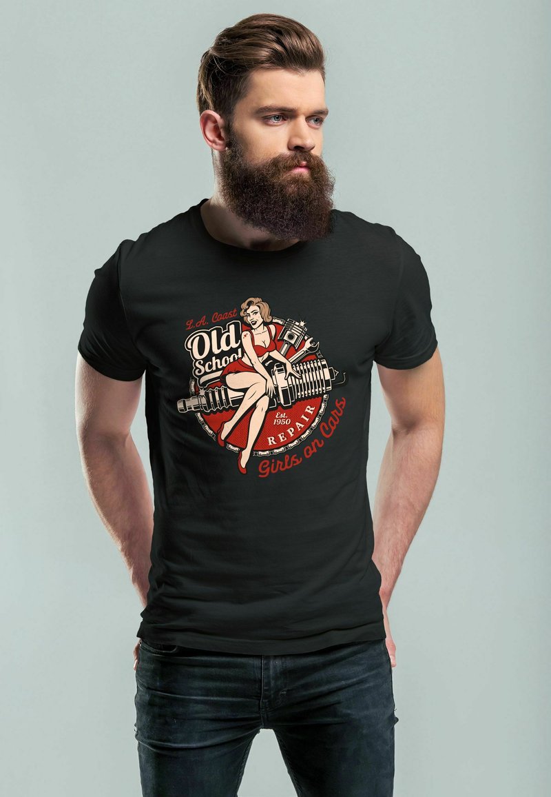 Schwarzes Baumwoll-T-Shirt mit einem Vintage-Graphic einer Frau in einem roten Kleid, umgeben von mechanischen Elementen und fettem Text in Rot und Creme.