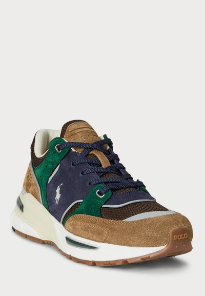 Adidași cu șireturi, cu un superior din suede și plasă în nuanțe de maro, verde și bleumarin, având o talpă intermediară albă și talpă din cauciuc maro. Accent cu logo-ul Polo.