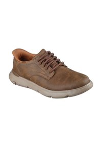 Sneaker in pelle marrone con lacci marroni, punta arrotondata e suola in gomma beige con dettagli testurizzati. Progettato per comfort e uso casual.