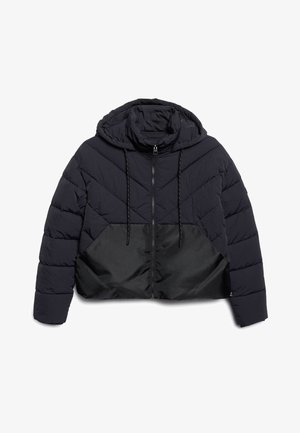 Schwarze Pufferjacke mit Kapuze, mit einem gesteppten oberen Teil und einem glatten schwarzen unteren Abschnitt, Reißverschluss vorne und Kordelzugakzenten.