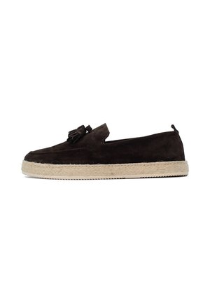 Czarny mokasyn z zamszu z chwostami, beżowa pleciona podeszwa espadryli, wsuwany fason z pętelką do ściągania na białym tle.