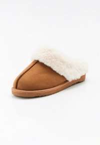 Pantofole in suede marrone con colletto in pelliccia sintetica bianca, punta arrotondata, suola piatta in gomma e cuciture visibili lungo la cucitura superiore.