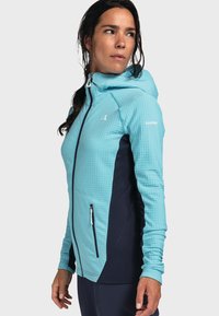 Helleblaue Kapuzenjacke mit strukturiertem Muster, seitlichen Einsätzen in Marineblau, einer Vorderreißverschlusstasche und taillierter Passform.