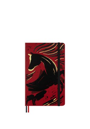 Quaderno rosso con elastico nero, presenta un cavallo nero astratto e dettagli dorati sulla copertina, con due segnalibri a nastro in nero e rosso.