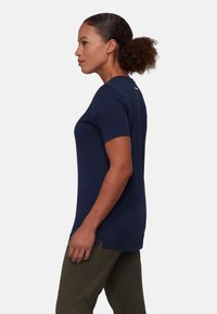 Marineblå kortærmet t-shirt i blød bomuld med rund halsudskæring, prydet med et diskret logo på ryggen og lige pasform.