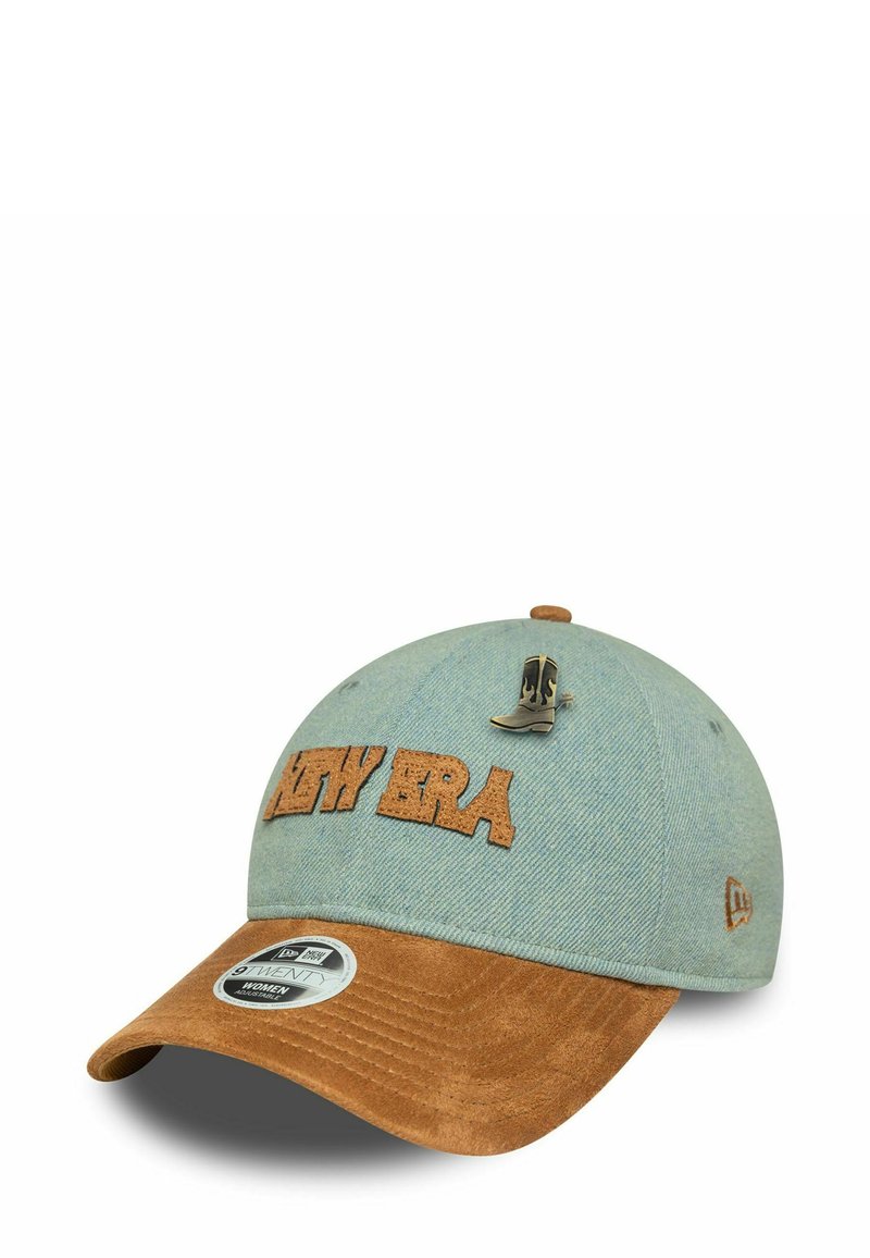 Jeanskappe mit einer hellblauen Krone, braunem Wildledervisier, "NEW ERA"-Logo in Braun und einem kleinen Stiefel-Anstecker an der Vorderseite.