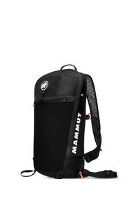 Schwarzer Rucksack mit strukturiertem Vorderteil, ausgestattet mit einem oberen Griff, Mesh-Trägern und einem auffälligen "MAMMUT"-Logo an der Seite. Verstellbare Träger.