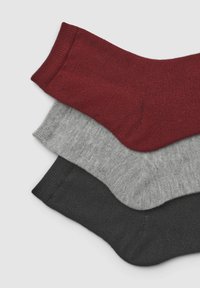 Tre paia di calzini: bordeaux, grigio e nero. Realizzati in un tessuto liscio con polsini a costine e costruzione senza cuciture nella punta.