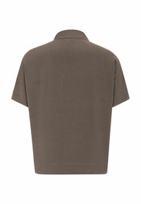 Chemise brune à manches courtes avec col plat, coupe ample, texture lisse, sans motifs ni éléments métalliques, présentée de dos.