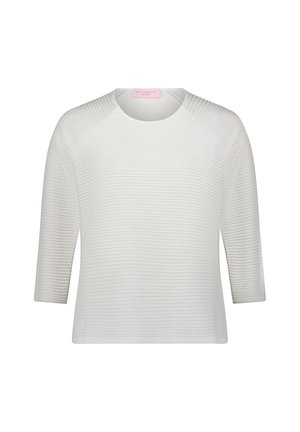 Weißes, kurzes Oberteil mit gerippter Textur, rundem Ausschnitt und dreiviertel Ärmeln. Etikettendetails sind am Nacken sichtbar.