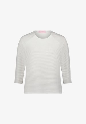 Weißes, kurzes Oberteil mit gerippter Textur, rundem Ausschnitt und dreiviertel Ärmeln. Etikettendetails sind am Nacken sichtbar.