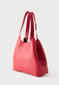 Punane nahast õlakott, millel on sile tekstuur, laiade õlarihmadega ja pehme, voldiline kuju. Omab kuldseid metallosi ja minimalistlikku disaini.