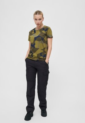 T-shirts med print - swedish camo