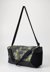 Nike Performance BRSLA S DUFF UNISEX - Borsa per lo sport - oil green/black/coconut milk