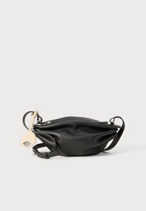 Crna kožna torba s mekom, naboranom teksturom. Ima zatvaranje na patentni zatvarač, podesivu traku i bež oznaku koja je pričvrščena.