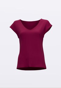 Blusa de mujer de manga corta, color burdeos oscuro, con escote en V y silueta ligeramente ajustada, sobre un fondo claro y liso.