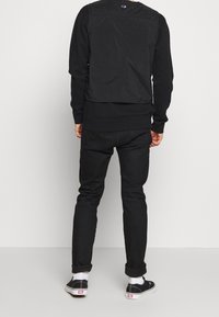 Champion Reverse Weave Liivi - black