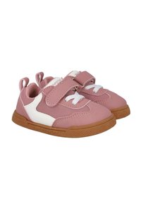 Zapatillas de deporte rosa claro con acentos de malla blanca, suelas de goma y correas ajustables de Velcro. Presentan superficies texturizadas y pequeños lazos en el talón.