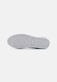 Lacoste POWERCOURT 224 - Treniņu apavi - white/light pink