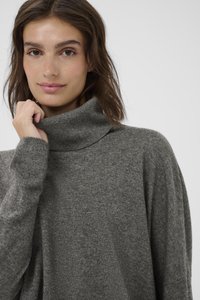 Grauer Rollkragenpullover aus weichem Stoff, mit einem lockeren Schnitt und langen Ärmeln, einem umgeschlagenen Kragen und minimalen Texturdetails.