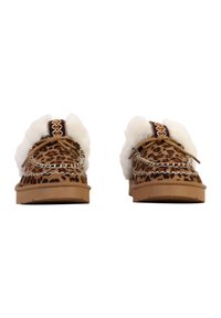 Leopard-mønstret slip-on sko med hvide fluffy accenter, brunt lædertrim og syede detaljer. Flad gummisål for komfort.