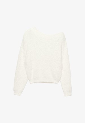 Pulover alb, pufos, tricotat, cu design pe umăr, mâneci lungi și tiv scurt. Textură moale și model tricotat subtil, neregulat.