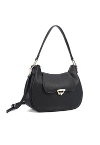 Borsa a spalla in pelle nera con forma arrotondata, superficie texture, parte superiore a patta e dettagli in metallo dorato per la chiusura. Include una tracolla lunga e regolabile.