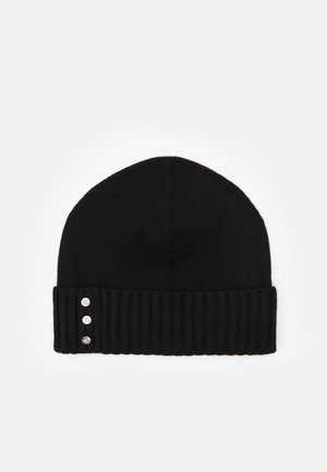 Cappellino beanie in maglia nera a coste con risvolto e tre piccoli bottoni decorativi argentati sul lato sinistro del risvolto.