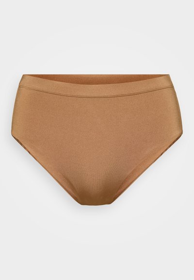 Aukšta liemenu bikini kelnaitės, pagamintos iš lygaus, matinio rudo audinio. Pasižymi beSiūle liemeniu ir visiškai dengiančiu dizainu su subtilia tekstūra.