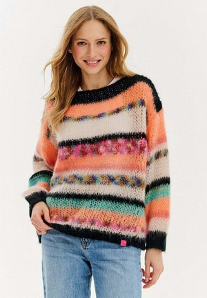 Tęczowy sweter z dzianiny z poziomymi paskami w kolorach pomarańczowym, czarnym, tealcowym i różowym, o luźnym kroju i miękkiej, puszystej teksturze.
