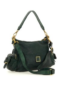 Borsa a tracolla in pelle verde con design morbido, ferramenta dorata, dettagli con borchie e tracolla removibile. Presenta una tasca esterna con cerniera.