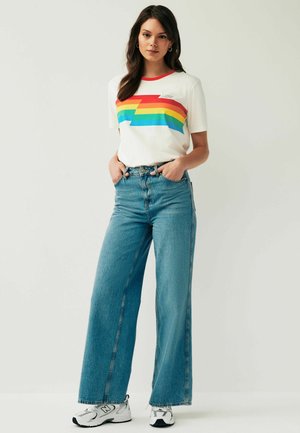 SHORT SLEEVE RAINBOW STRIPE  REGULAR FIT - Tričko s potlačou - red